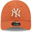 cappellino-arancione-regolabile-per-bambino-piccolo-con-logo-beige-9forty-league-essential-dei-new-york-yankees-mlb-di-new-era
