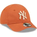 cappellino-arancione-regolabile-per-bambino-piccolo-con-logo-beige-9forty-league-essential-dei-new-york-yankees-mlb-di-new-era
