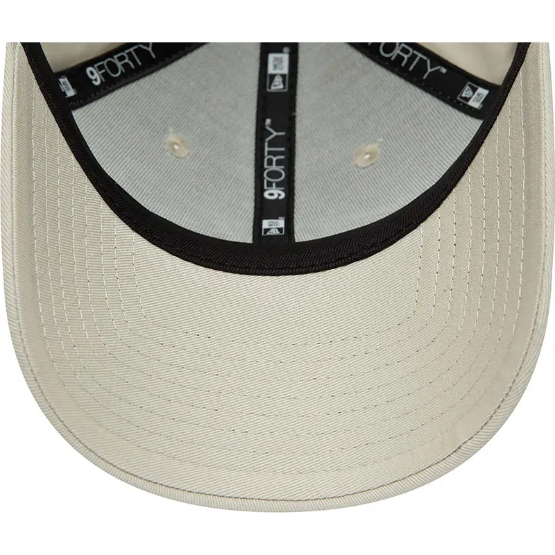 cappelli-curva-beige-cinghia-regolabile-valentino-rossi-vr46-9forty-essential-dei-valentino-rossi-vr46-motogp-di-new-era cappelli-curva-beige-cinghia-regolabile-valentino-rossi-vr46-9forty-essential-dei-valentino-rossi-vr46-motogp-di-new-era