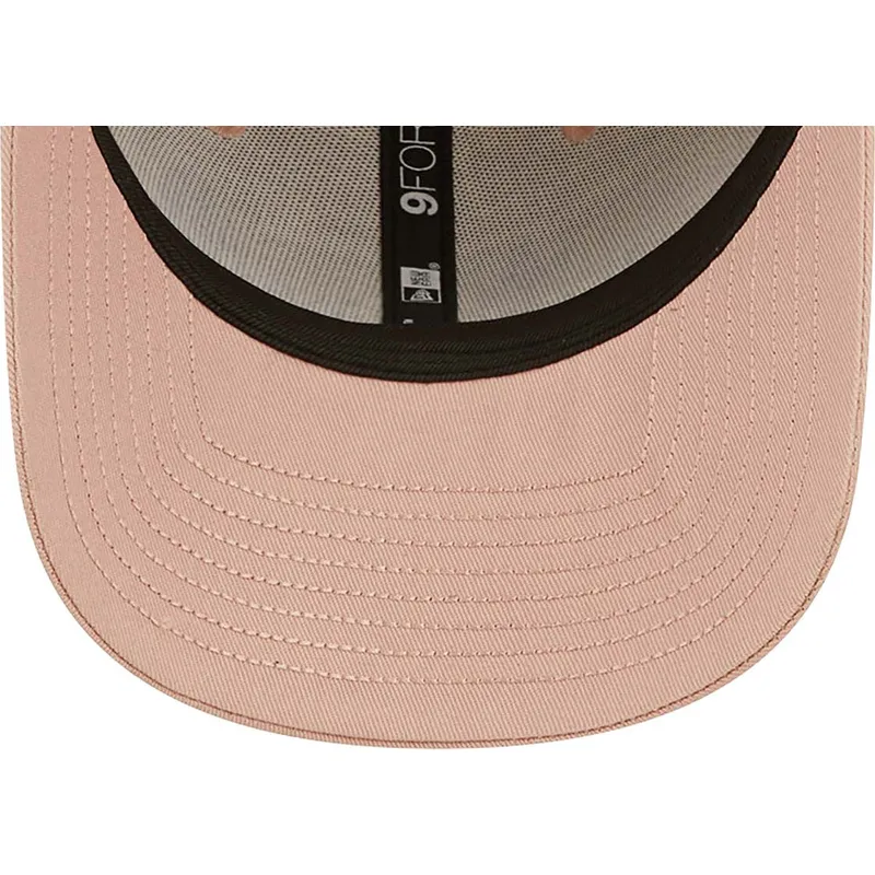 cappelli-curva-rosa-cinghia-regolabile-9forty-di-new-era cappelli-curva-rosa-cinghia-regolabile-9forty-di-new-era