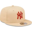 berretto-piatto-beige-snapback-9fifty-league-essential-dei-new-york-yankees-mlb-di-new-era