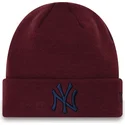 gorro-bordeaux-con-logo-blu-navy-cuff-league-essential-dei-new-york-yankees-mlb-di-new-era