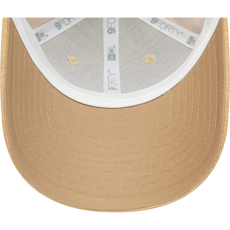 buet-beige-justerbar-kasket-til-kvinder-9forty-jersey-fra-new-york-yankees-mlb-fra-new-era