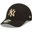 verstellbare-schwarze-curve-kappe-fur-kleinkinder-mit-beigem-logo-9forty-league-essential-der-new-york-yankees-mlb-von-new-era