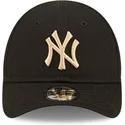 verstellbare-schwarze-curve-kappe-fur-kleinkinder-mit-beigem-logo-9forty-league-essential-der-new-york-yankees-mlb-von-new-era