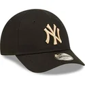 verstellbare-schwarze-curve-kappe-fur-kleinkinder-mit-beigem-logo-9forty-league-essential-der-new-york-yankees-mlb-von-new-era