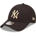 schwarze-verstellbare-curved-cap-mit-beigem-logo-9forty-league-essential-der-new-york-yankees-mlb-von-new-era