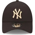 schwarze-verstellbare-curved-cap-mit-beigem-logo-9forty-league-essential-der-new-york-yankees-mlb-von-new-era