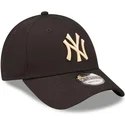 schwarze-verstellbare-curved-cap-mit-beigem-logo-9forty-league-essential-der-new-york-yankees-mlb-von-new-era