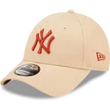cappellino-curvo-beige-regolabile-con-logo-marrone-9forty-league-essential-dei-new-york-yankees-mlb-di-new-era