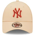 cappellino-curvo-beige-regolabile-con-logo-marrone-9forty-league-essential-dei-new-york-yankees-mlb-di-new-era
