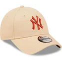cappellino-curvo-beige-regolabile-con-logo-marrone-9forty-league-essential-dei-new-york-yankees-mlb-di-new-era