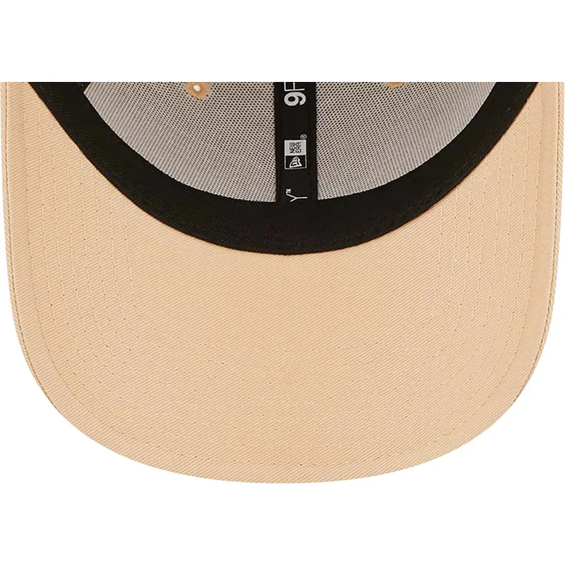 mutzen-gebogen-beige-verstellbares-band-9forty-league-essential-der-new-york-yankees-mlb-von-new-era