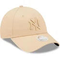 cappellino-curvo-beige-regolabile-da-donna-con-logo-beige-9forty-league-essential-dei-new-york-yankees-mlb-di-new-era