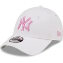 weisse-verstellbare-kinder-cap-mit-gebogenem-schirm-und-rosa-logo-9forty-league-essential-der-new-york-yankees-mlb-von-new-era
