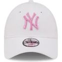 weisse-verstellbare-kinder-cap-mit-gebogenem-schirm-und-rosa-logo-9forty-league-essential-der-new-york-yankees-mlb-von-new-era