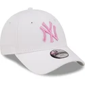 weisse-verstellbare-kinder-cap-mit-gebogenem-schirm-und-rosa-logo-9forty-league-essential-der-new-york-yankees-mlb-von-new-era