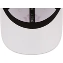 weisse-verstellbare-kinder-cap-mit-gebogenem-schirm-und-rosa-logo-9forty-league-essential-der-new-york-yankees-mlb-von-new-era
