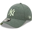 mutzen-gebogen-grun-verstellbares-band-9forty-jersey-essential-der-new-york-yankees-mlb-von-new-era