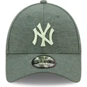 cappelli-curva-verde-cinghia-regolabile-9forty-jersey-essential-dei-new-york-yankees-mlb-di-new-era