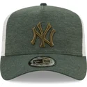 cappellino-trucker-verde-con-logo-verde-a-frame-jersey-essential-dei-new-york-yankees-mlb-di-new-era