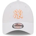 casquette-courbee-blanche-ajustable-avec-logo-orange-9forty-neon-outline-new-york-yankees-mlb-new-era