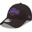 cappellino-nero-con-visiera-curva-regolabile-con-logo-viola-9forty-neon-outline-dei-los-angeles-lakers-nba-di-new-era