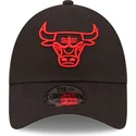 gorra-curva-negra-ajustable-con-logo-rojo-9forty-neon-outline-de-chicago-bulls-nba-de-new-era