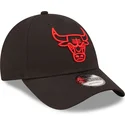 gorra-curva-negra-ajustable-con-logo-rojo-9forty-neon-outline-de-chicago-bulls-nba-de-new-era