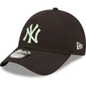 gorra-curva-negra-ajustable-con-logo-verde-9forty-league-essential-de-new-york-yankees-mlb-de-new-era