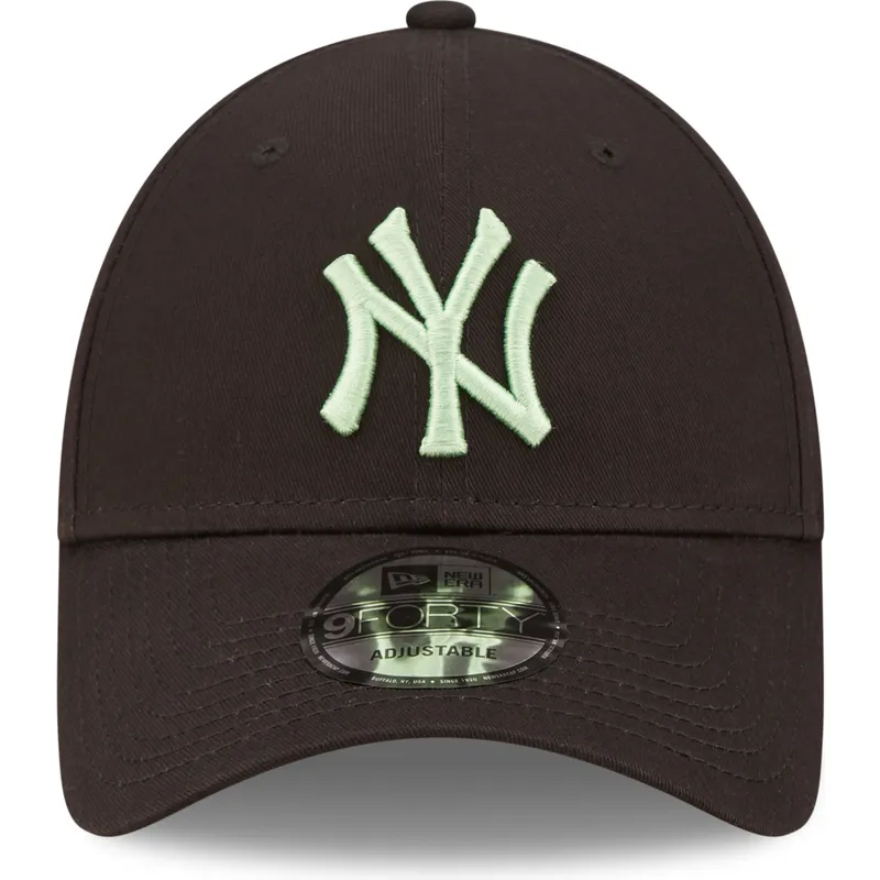 schwarze-verstellbare-curved-cap-mit-grunem-logo-9forty-league-essential-der-new-york-yankees-mlb-von-new-era