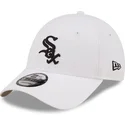 weisse-verstellbare-kappe-mit-gebogenem-schirm-und-schwarzem-logo-9forty-league-essential-der-chicago-white-sox-mlb-von-new-era