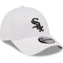 weisse-verstellbare-kappe-mit-gebogenem-schirm-und-schwarzem-logo-9forty-league-essential-der-chicago-white-sox-mlb-von-new-era