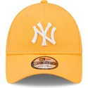 verstellbare-9forty-league-essential-kappe-in-hellorange-der-new-york-yankees-mlb-von-new-era