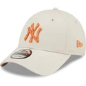 beige-verstellbare-kappe-mit-gebogenem-schirm-und-orangefarbenem-logo-9forty-league-essential-der-new-york-yankees-mlb-von-new-e
