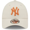 beige-verstellbare-kappe-mit-gebogenem-schirm-und-orangefarbenem-logo-9forty-league-essential-der-new-york-yankees-mlb-von-new-e