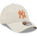 beige-verstellbare-kappe-mit-gebogenem-schirm-und-orangefarbenem-logo-9forty-league-essential-der-new-york-yankees-mlb-von-new-e