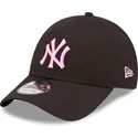 cappellino-nero-regolabile-con-visiera-curva-e-logo-rosa-9forty-league-essential-dei-new-york-yankees-mlb-di-new-era