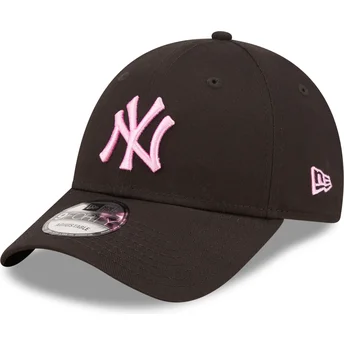 New Era Curved Brim Pink Logo 9FORTY League Essential New York Yankees MLB Black Adjustable Cap