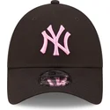 cappellino-nero-regolabile-con-visiera-curva-e-logo-rosa-9forty-league-essential-dei-new-york-yankees-mlb-di-new-era