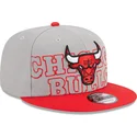 cappello-piatto-grigio-e-rosso-snapback-9fifty-draft-edition-2023-di-chicago-bulls-nba-di-new-era