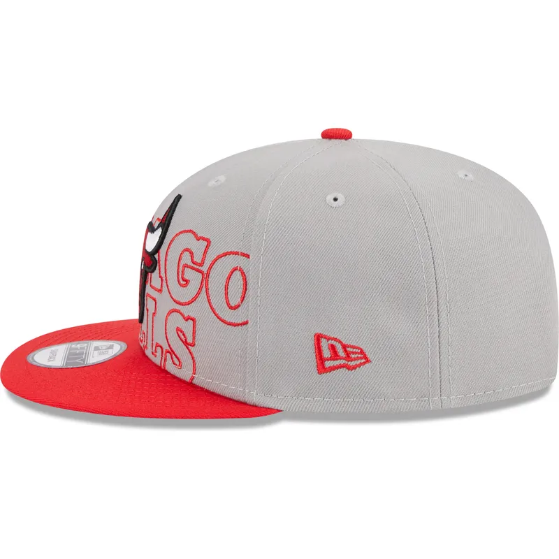 cappello-piatto-grigio-e-rosso-snapback-9fifty-draft-edition-2023-di-chicago-bulls-nba-di-new-era