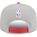 gorra-plana-gris-y-roja-snapback-9fifty-draft-edition-2023-de-chicago-bulls-nba-de-new-era