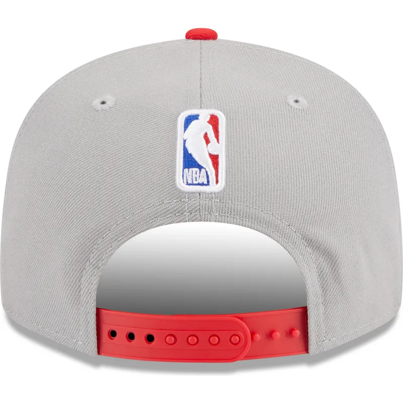 graue-und-rote-flache-snapback-kappe-9fifty-draft-edition-2023-von-chicago-bulls-nba-von-new-era