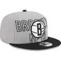 graue-und-schwarze-flache-snapback-kappe-9fifty-draft-edition-2023-von-brooklyn-nets-nba-von-new-era