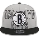 graue-und-schwarze-flache-snapback-kappe-9fifty-draft-edition-2023-von-brooklyn-nets-nba-von-new-era