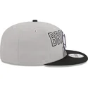 cappellino-piatto-grigio-e-nero-snapback-9fifty-draft-edition-2023-dei-brooklyn-nets-nba-di-new-era