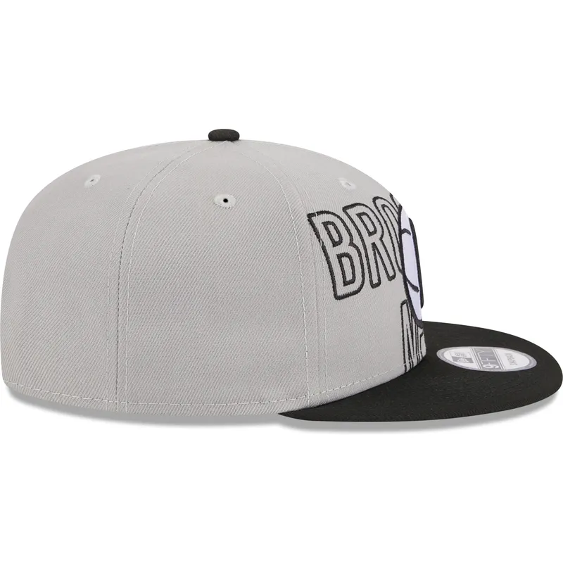 cappello-piatto-grigio-e-nero-snapback-9fifty-draft-edition-2023-di-brooklyn-nets-nba-di-new-era