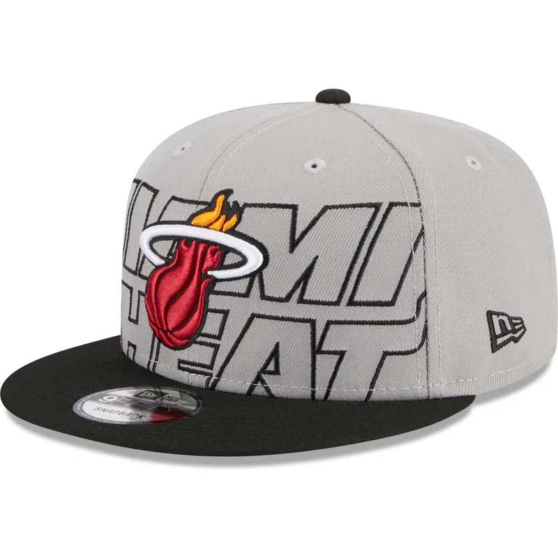 cappelli-piatta-grigio-snapback-9fifty-draft-edition-2023-dei-miami-heat-nba-di-new-era cappelli-piatta-grigio-snapback-9fifty-draft-edition-2023-dei-miami-heat-nba-di-new-era