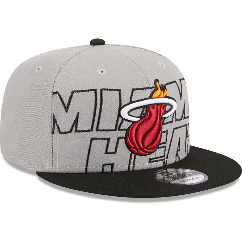 cappelli-piatta-grigio-snapback-9fifty-draft-edition-2023-dei-miami-heat-nba-di-new-era cappelli-piatta-grigio-snapback-9fifty-draft-edition-2023-dei-miami-heat-nba-di-new-era